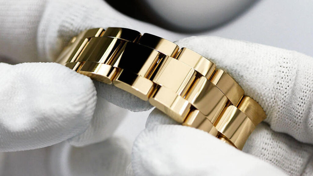 Detailed view of 5-layer real 18K gold plating process used in super clone luxury watches