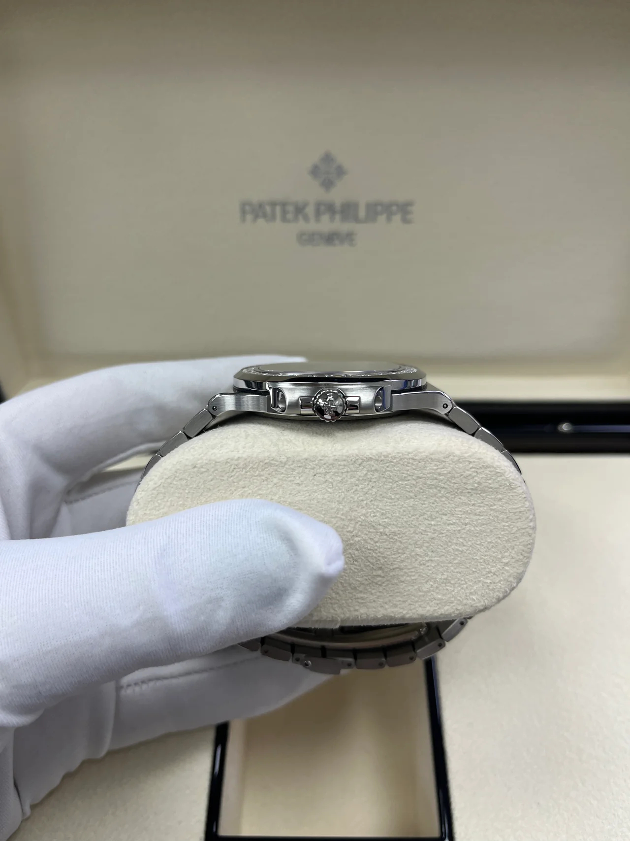 Patek Philippe Nautilus Ref. 5711/1300A-001 Super Clone Watch – Green Dial Stainless Steel Fake Replica - Image 8