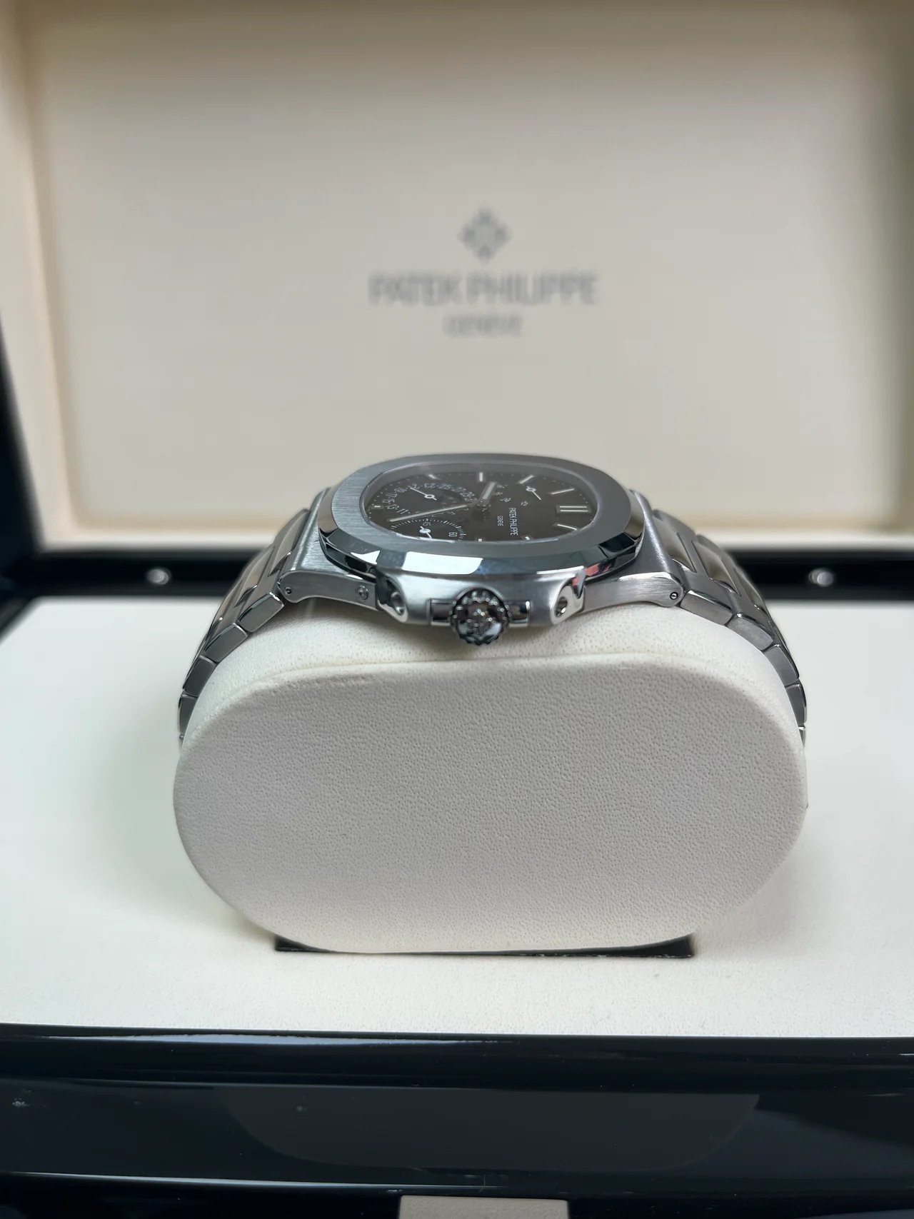 Patek Philippe Nautilus Ref. 5712/1A-001 Super Clone Watch – Blue Dial Stainless Steel Moonphase Fake Replica - Image 5