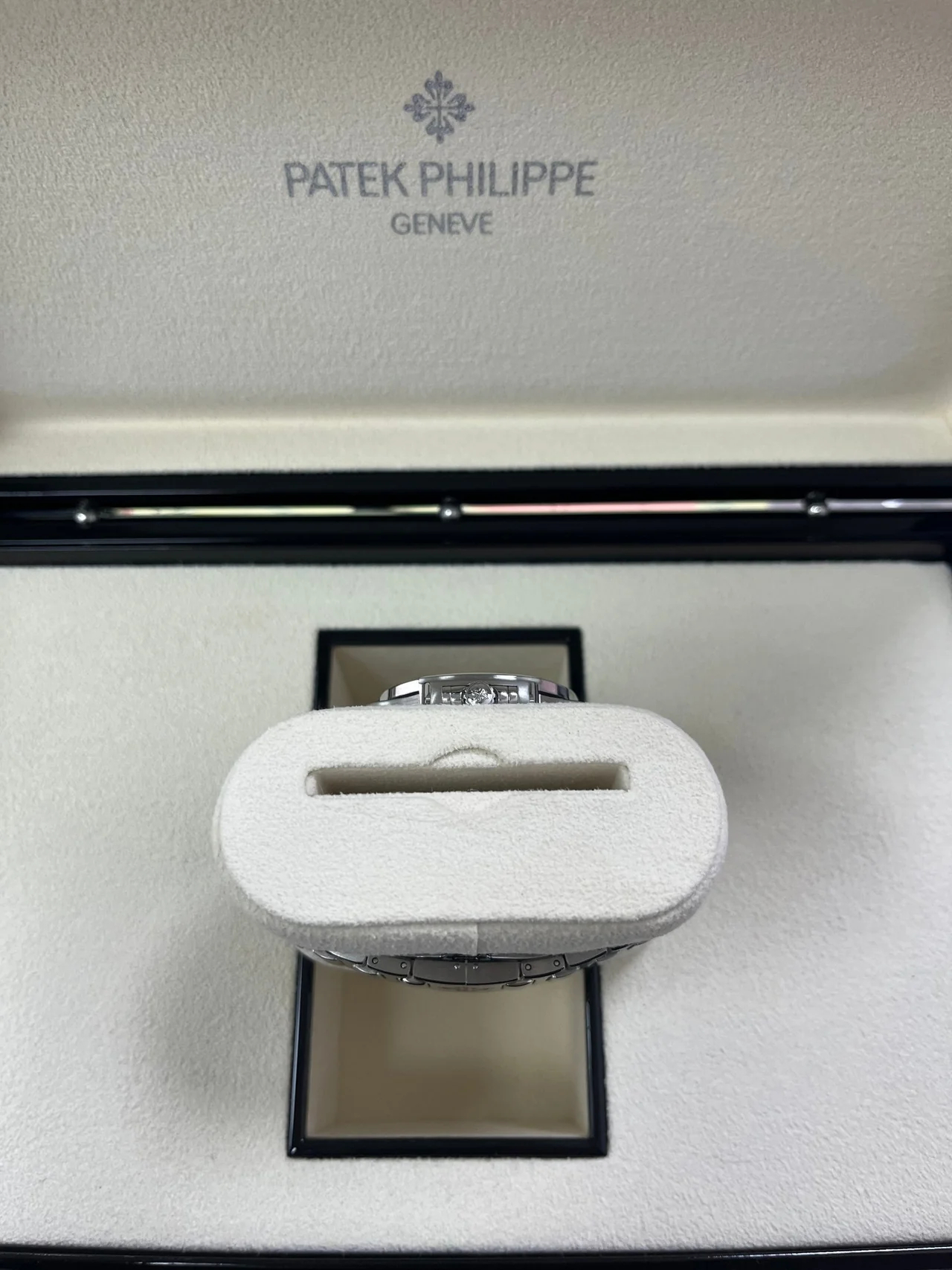 Patek Philippe Nautilus Ladies 7118/1200A-011 Super Clone – 35.2mm Silver Dial Replica Watch - Image 7