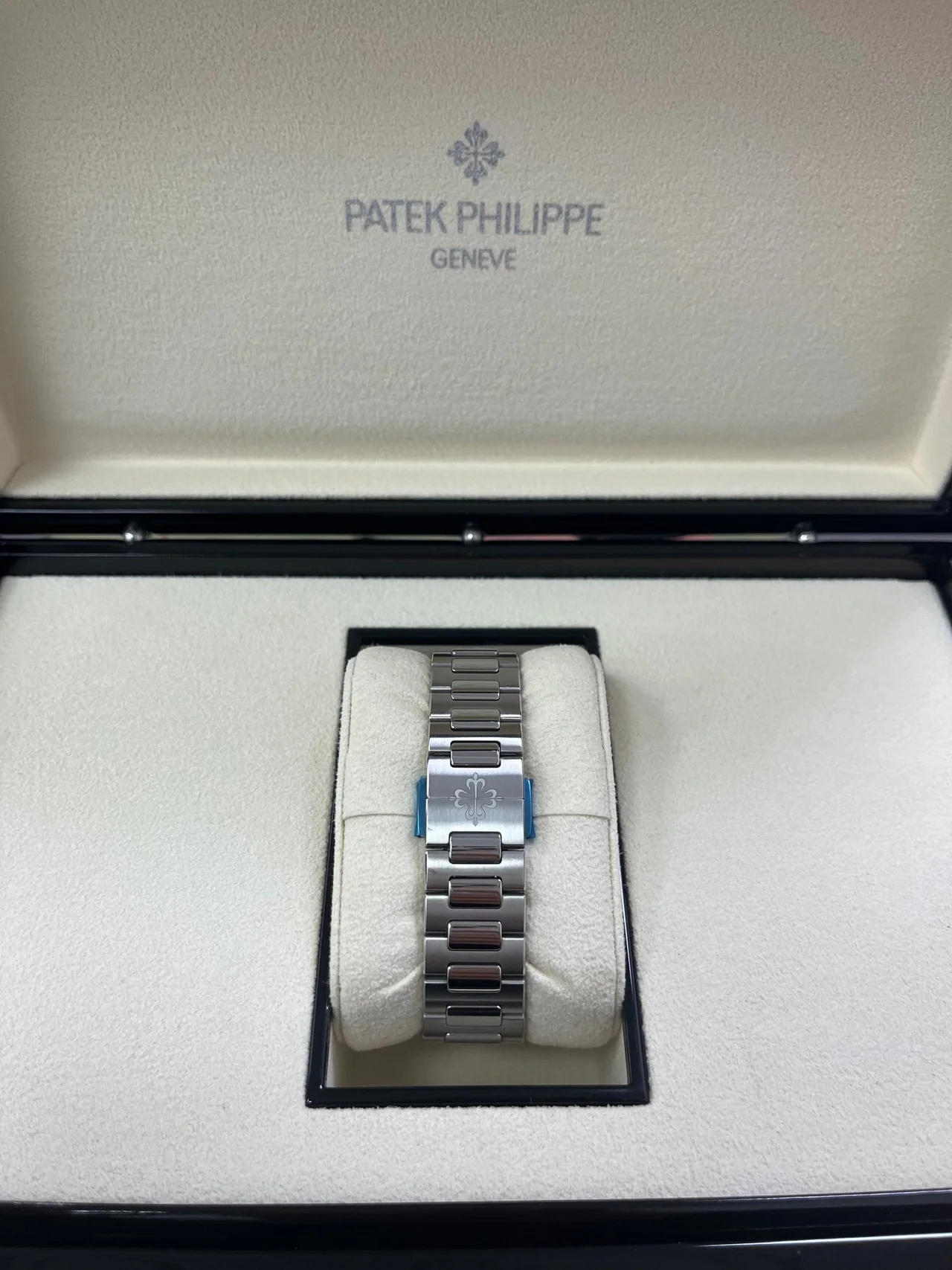 Patek Philippe Nautilus Ladies 7118/1200A-011 Super Clone – 35.2mm Silver Dial Replica Watch - Image 9