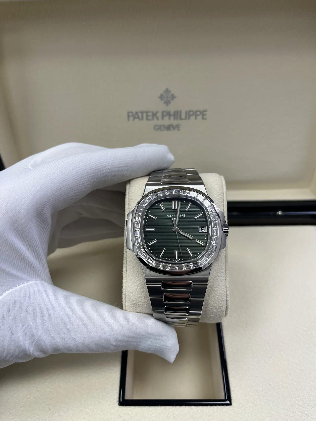 Patek Philippe Nautilus Ref. 5711/1300A-001 Super Clone Watch – Green Dial Stainless Steel Fake Replica - Image 3
