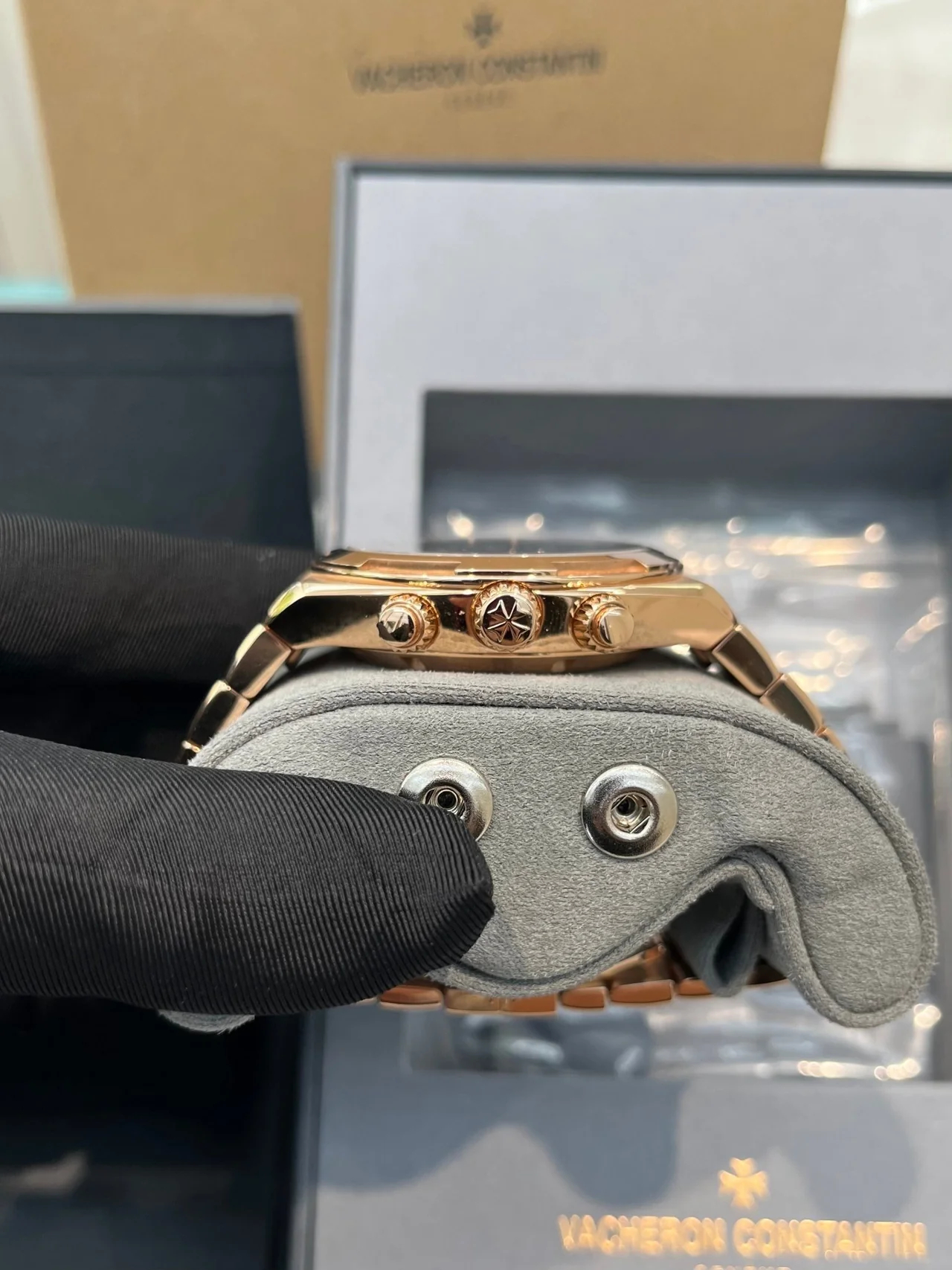 Vacheron Constantin Overseas Ref. 5520V/210R-B966 Super Clone Watch – Rose Gold Blue Dial Fake Replica - Image 9