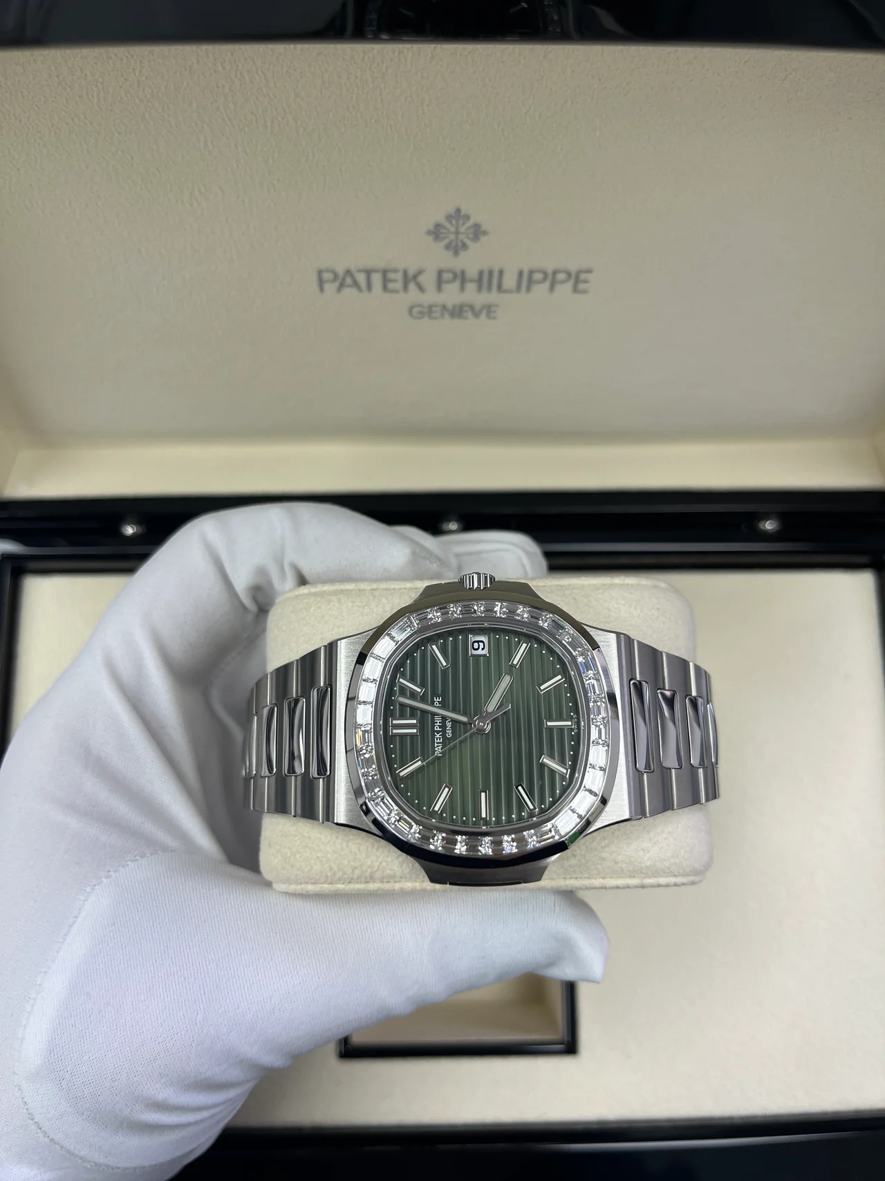 Patek Philippe Nautilus Ref. 5711/1300A-001 Super Clone Watch – Green Dial Stainless Steel Fake Replica - Image 5