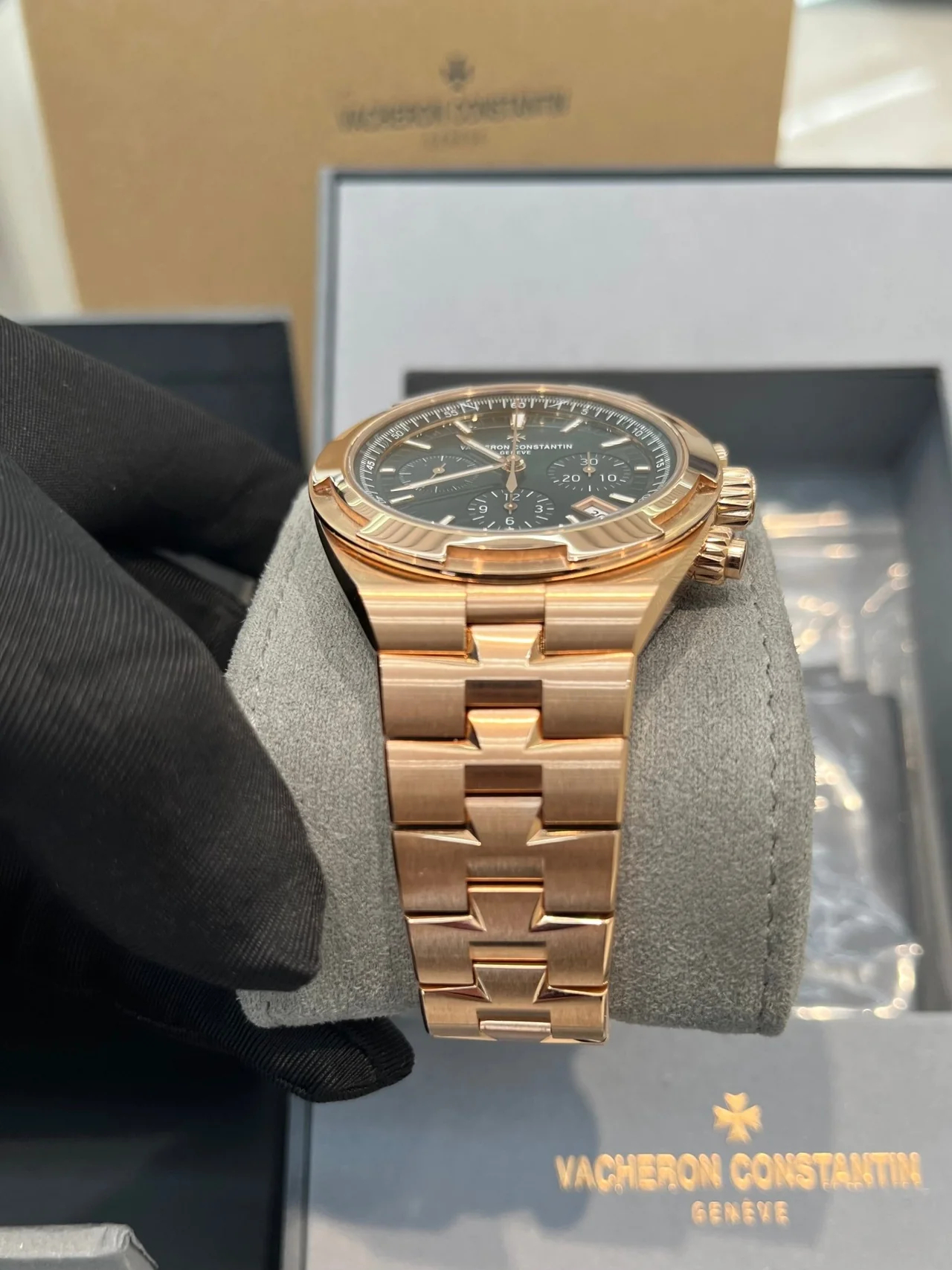 Vacheron Constantin Overseas Ref. 5520V/210R-B966 Super Clone Watch – Rose Gold Blue Dial Fake Replica - Image 8