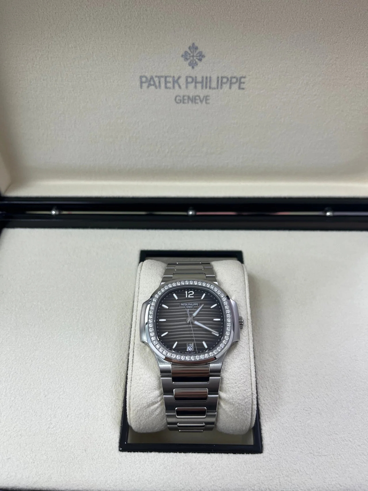 Patek Philippe Nautilus Ladies 7118/1200A-011 Super Clone – 35.2mm Silver Dial Replica Watch - Image 4