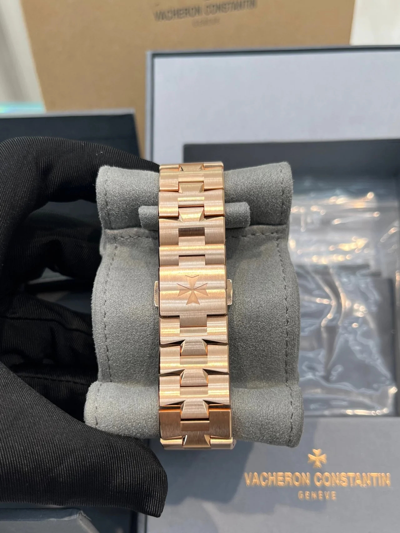 Vacheron Constantin Overseas Ref. 5520V/210R-B966 Super Clone Watch – Rose Gold Blue Dial Fake Replica - Image 10