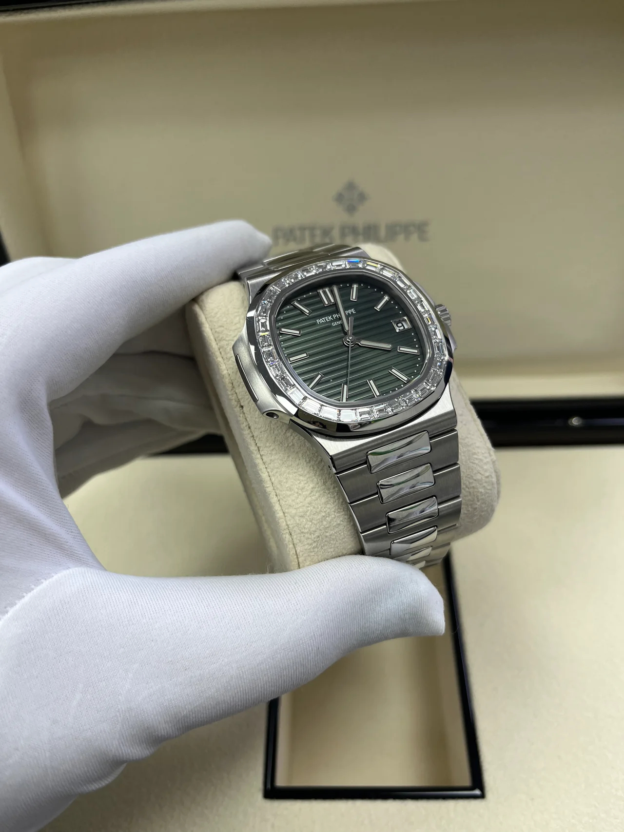 Patek Philippe Nautilus Ref. 5711/1300A-001 Super Clone Watch – Green Dial Stainless Steel Fake Replica - Image 7