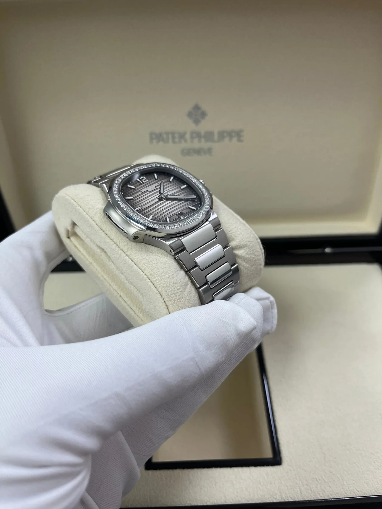 Patek Philippe Nautilus Ladies 7118/1200A-011 Super Clone – 35.2mm Silver Dial Replica Watch - Image 6
