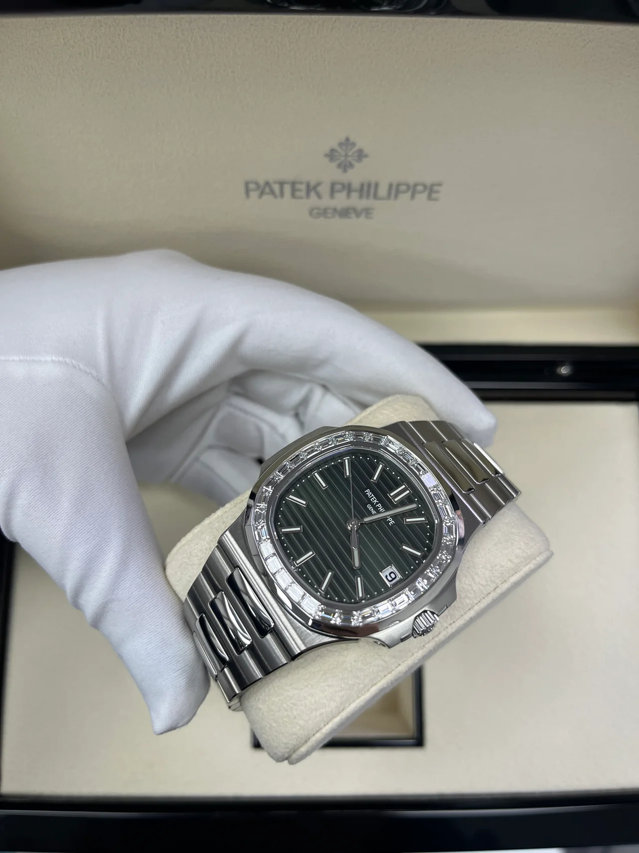 Patek Philippe Nautilus Ref. 5711/1300A-001 Super Clone Watch – Green Dial Stainless Steel Fake Replica - Image 6
