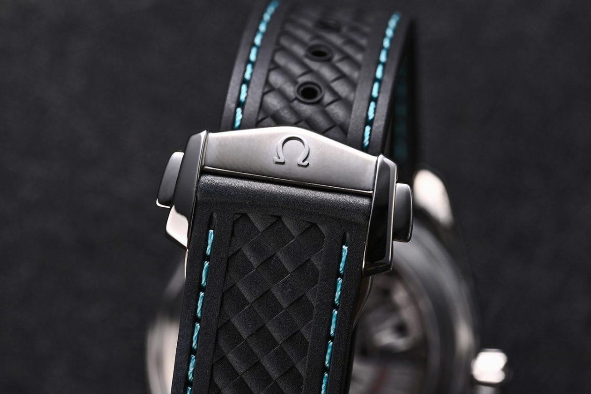 Omega pushed the turquoise dial further by framing it with a brushed black ceramic bezel. Then, it completed the look with an integrated rubber strap. 