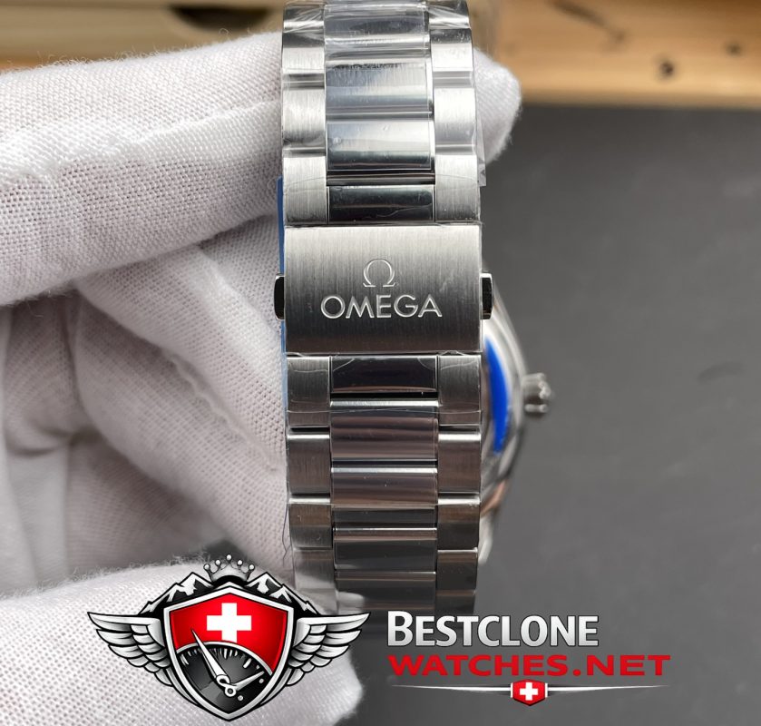 VS Omega Seamaster Bracelet Detail (3 Link Steel Bracelet)