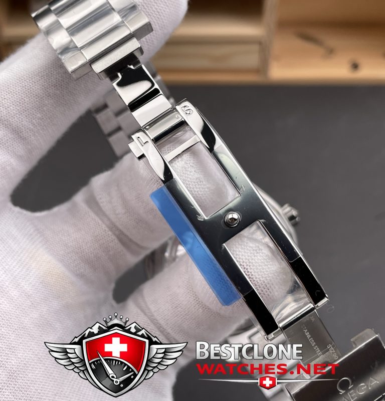 VS Omega Seamaster Clasp Interior Detail View