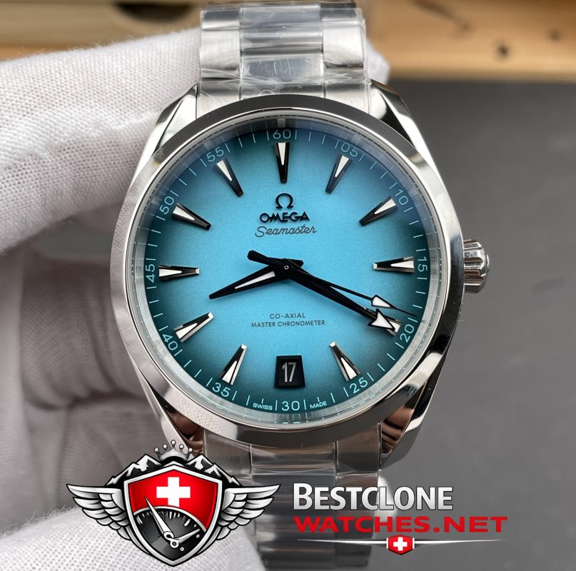 VS Omega Seamaster Turquoise Dial Close Up (Gradient Detail)