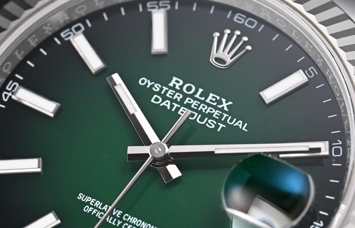 replica rolex datejust 126334 0033 green dial logo closeup.jpg