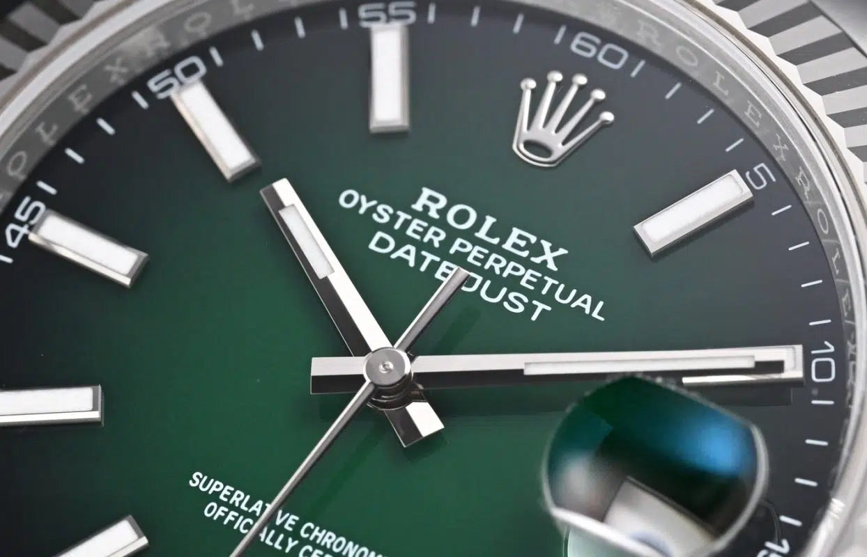 réplica rolex datejust 126334 0033 esfera verde logotipo closeup.jpg